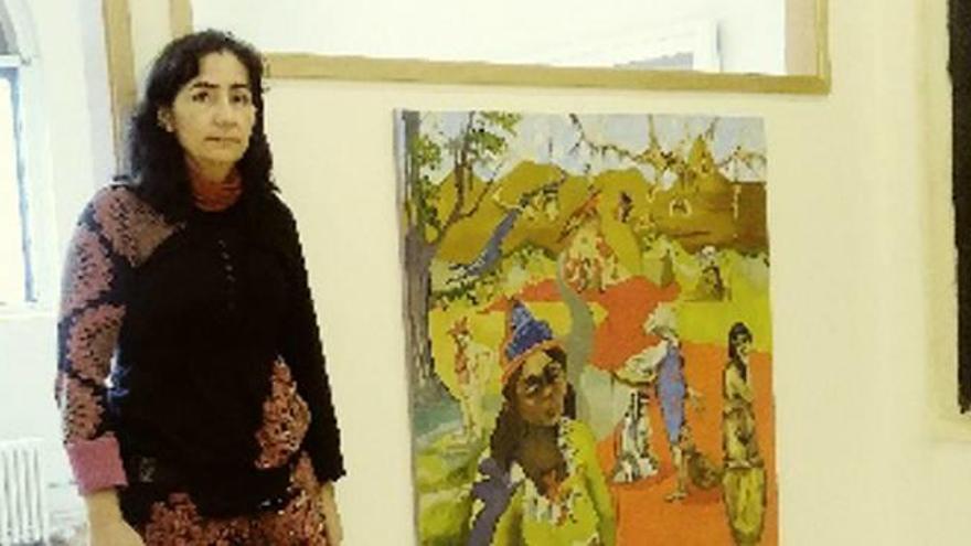 María Balibrea Melero con una de sus obras en la Spirit of Art de Nueva York.