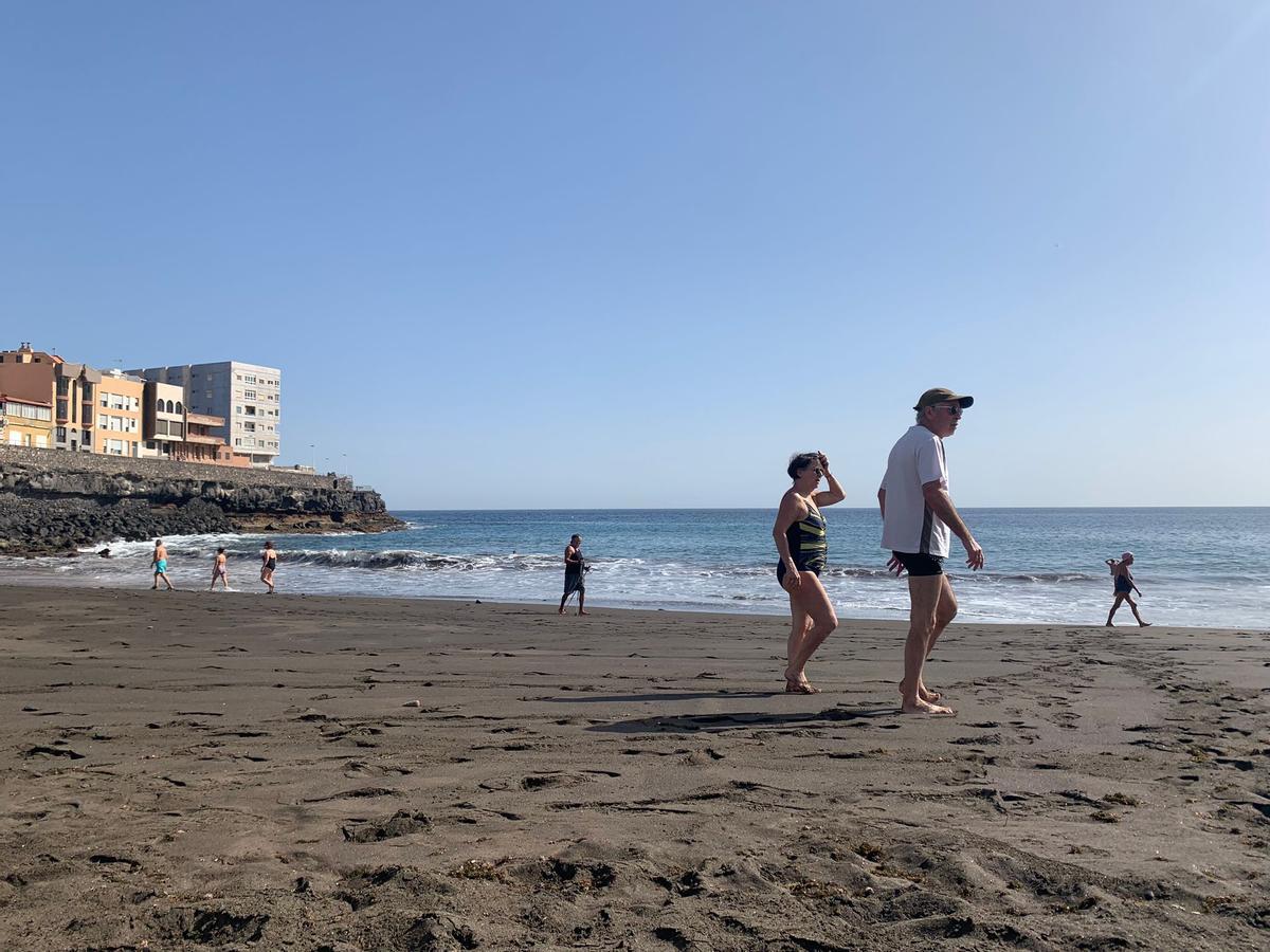 EDIFICIO DE LAS SALINAS, A LA IZQUIERDA, VISTO DESDE LA PLAYA