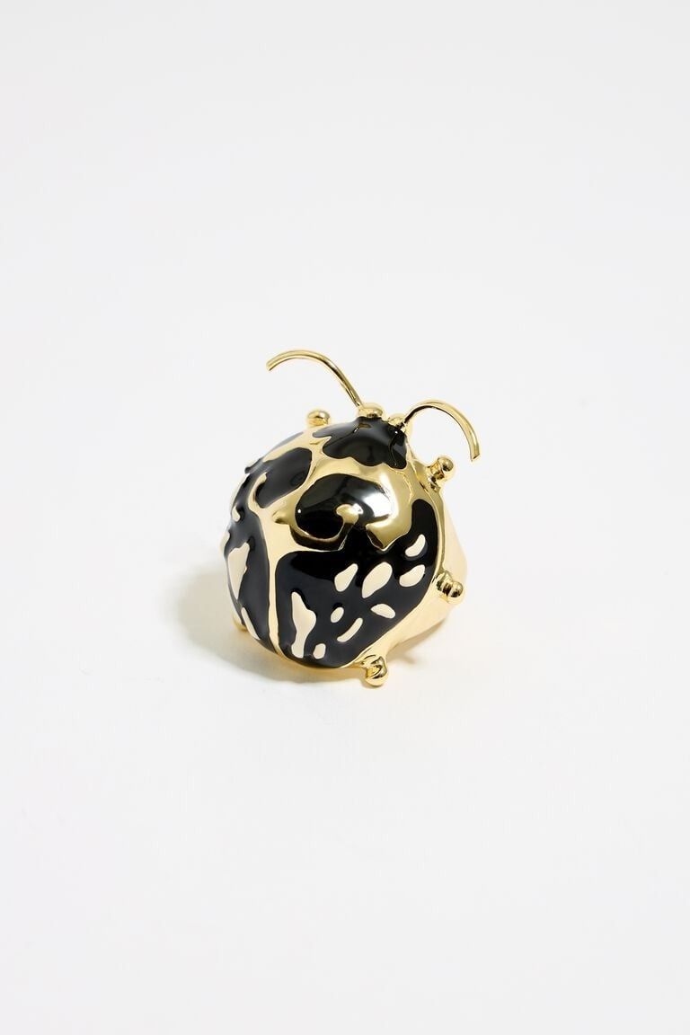 Anillo de metal dorado con forma de escarabajo