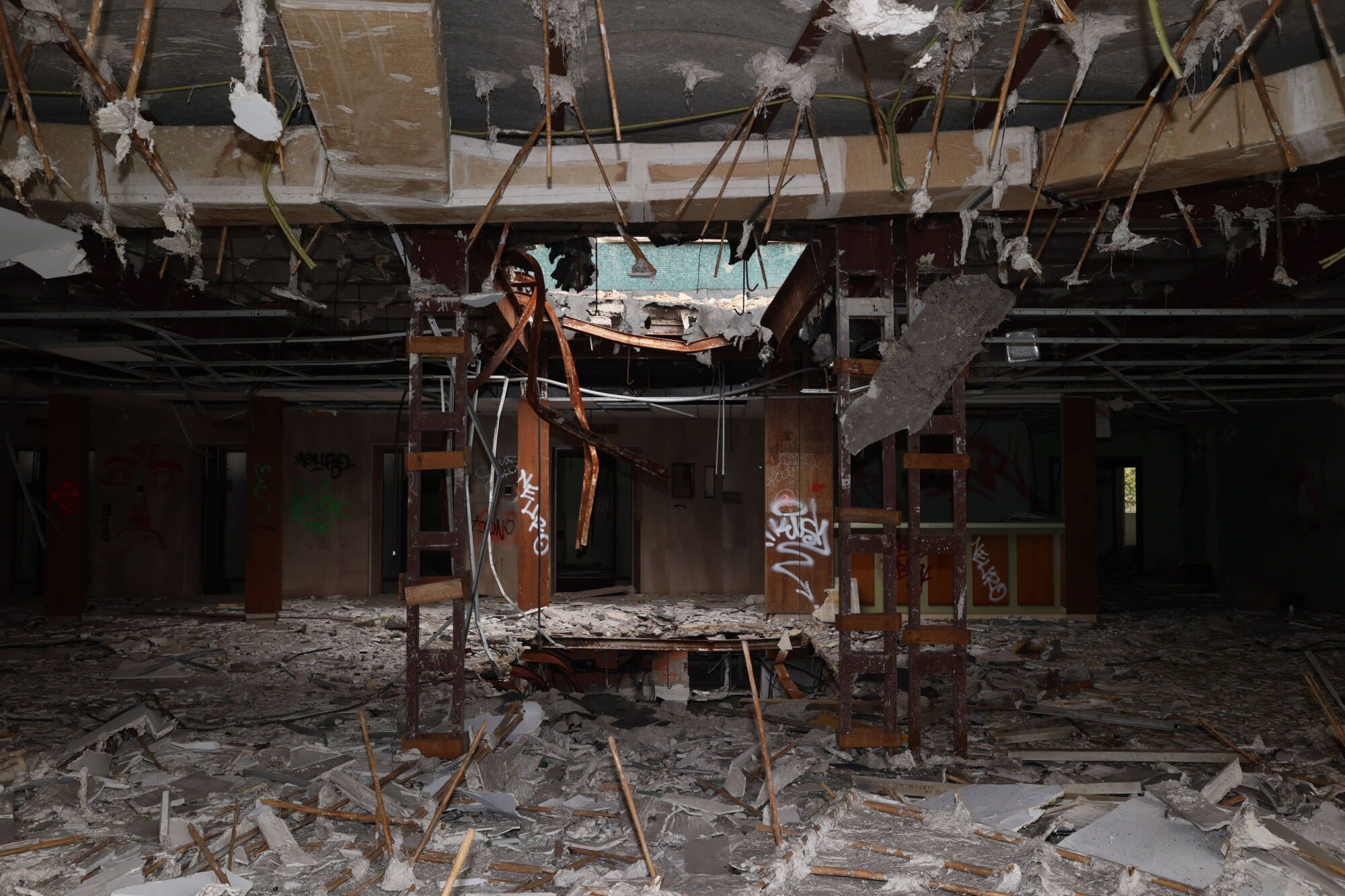 Viejo HUCA. Recorrido por cómo está el viejo hospital.