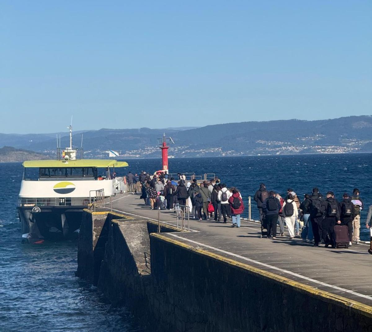 Cola en el muelle de Ons para coger el barco de vuelta a Bueu. | FDV