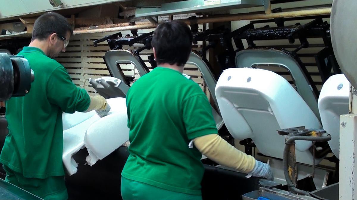 Dos trabajadores de la planta de Copo en Mos.