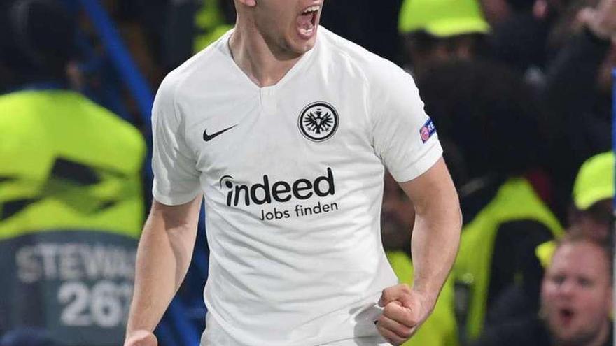 Jovic festeja uno de sus goles la temporada pasada. // Efe