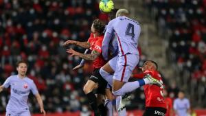 Luuk de Jong cabecea el gol del triunfo azulgrana en Mallorca adelantándose a Araujo.