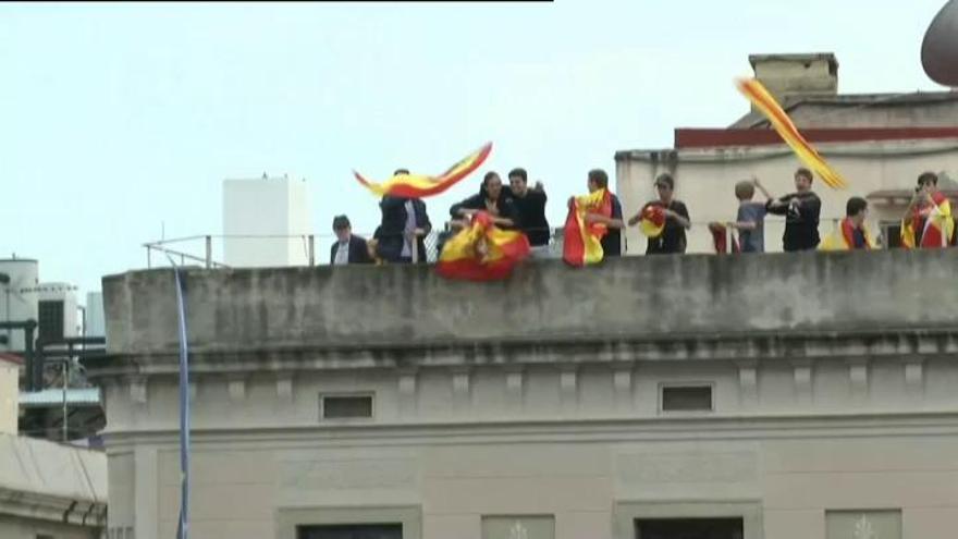 Manifestantes por la unidad de España desbordan la Plaza Sant Jaume de Barcelona