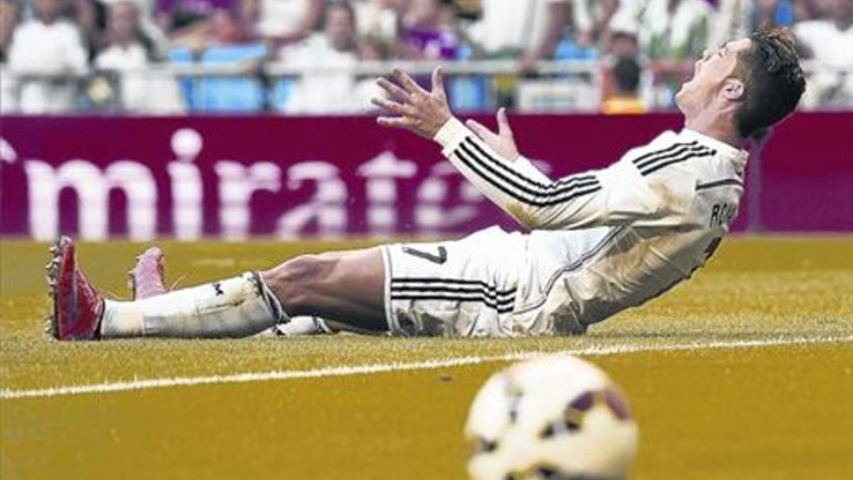 Cristiano Ronaldo se lamenta después de un error en el partido disputado ante el Córdoba en el Bernabéu.