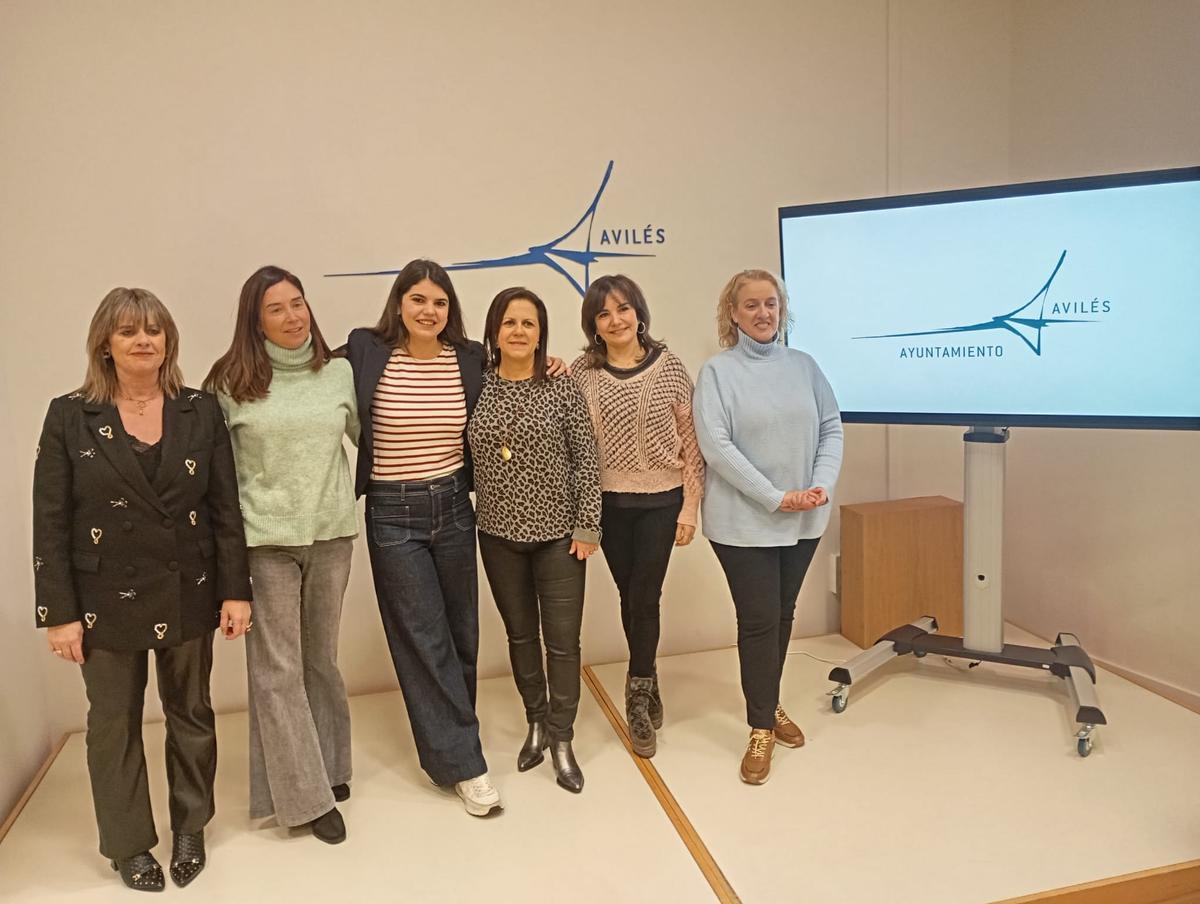 Marisol García, Vicky Cuesta, Raquel Ruiz, Henar Lorenzo, Yolanda Alonso y María Luisa Vázquez, durante la presentación del concurso "Escaparates antroxaos"