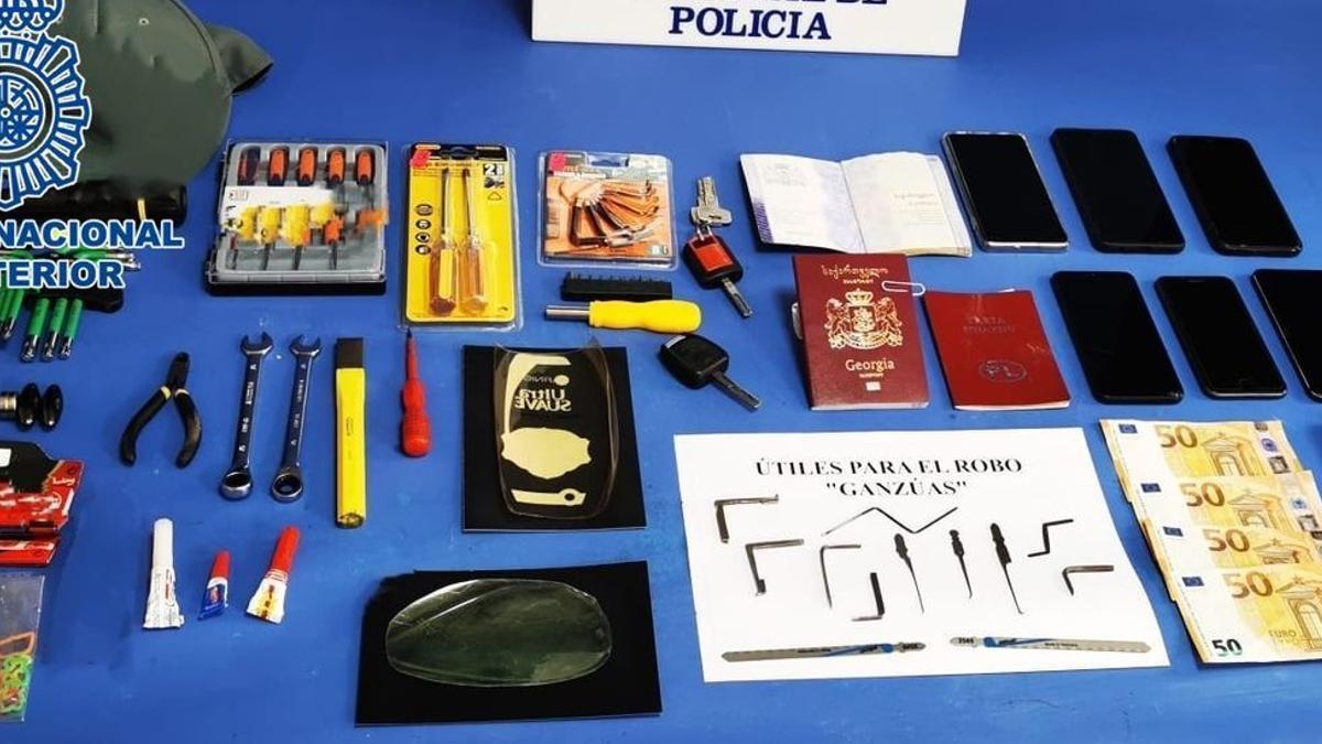 Herramientas y útiles utilizados por los ladrones para robar en viviendas de Córdoba.