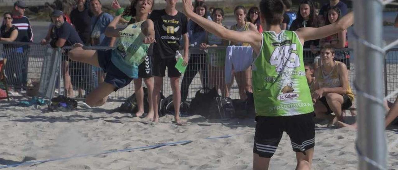 Uno de los partidos disputados en la playa de A Ladeira. E. A.