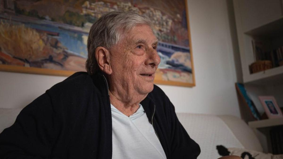 Javier González ante un cuadro del litoral de Valleseco desde el mar pintado por su hijo.