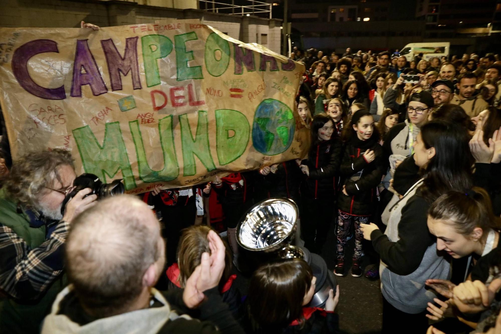 Así fue el multitudinario recibimiento en Gijón a las jugadoras del Telecable (en imágenes)