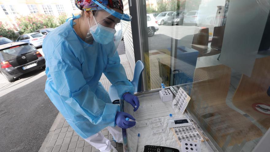 Una sanitaria con pruebas PRC en Elche.