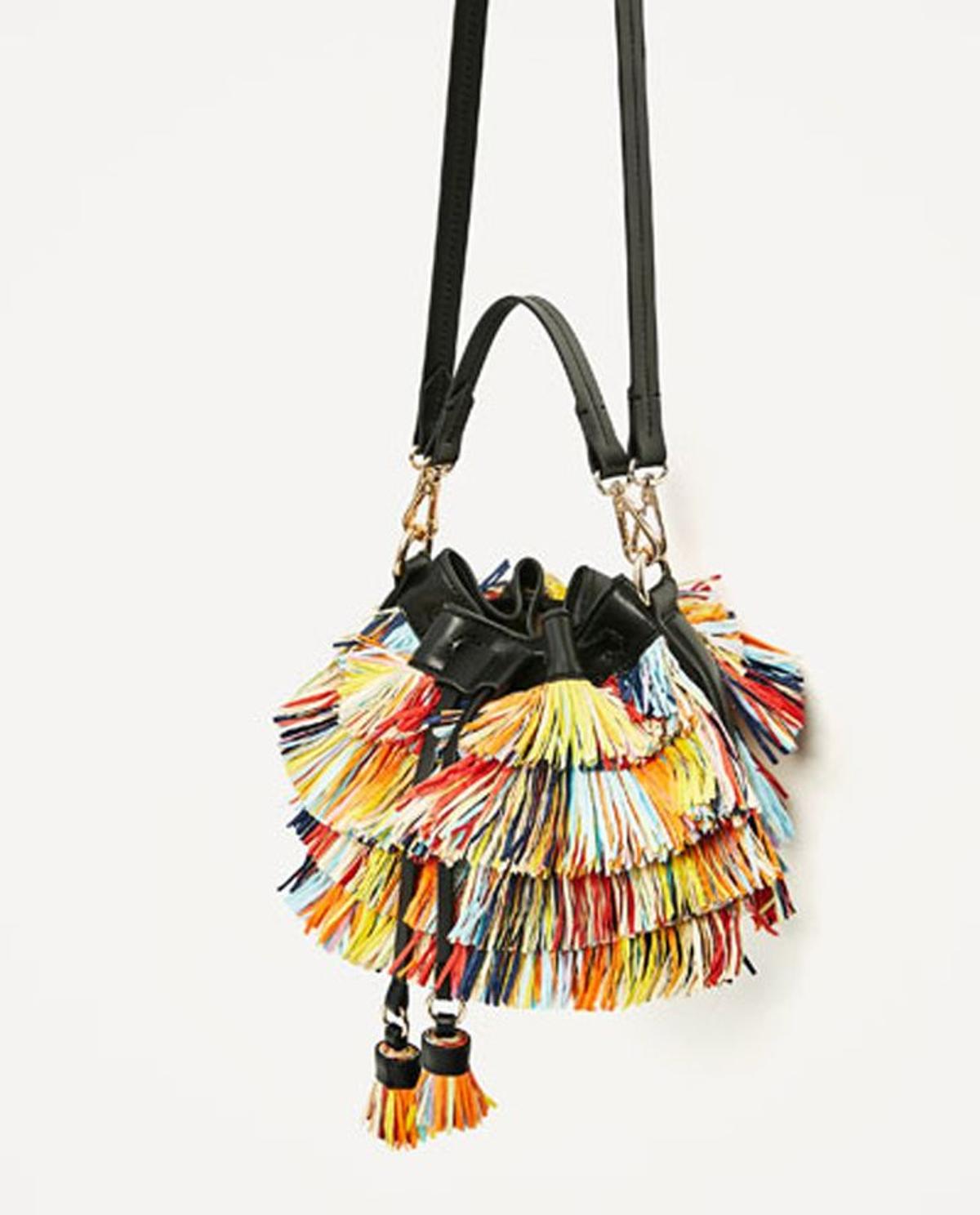 Rebajas Zara 2017: mini saca de flecos multicolor