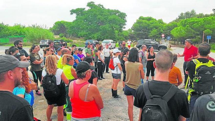 Voluntarios de la asociación de solidarios de la Diputación recibiendo instrucciones antes de desplegarse.