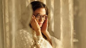 Angelina Jolie se mete en la piel de Maria Callas, soprano perfecta y asunto para la prensa sensacionalista en buena medida a causa de su romance con el magnate Aristóteles Onassis.