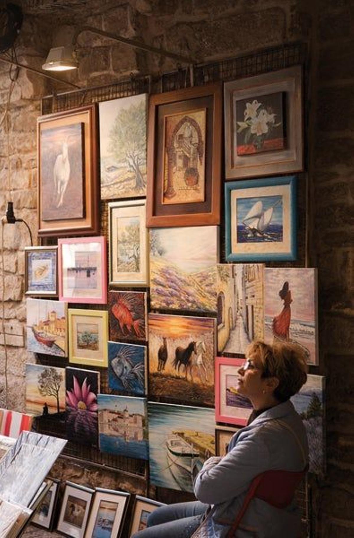Galería de arte en el centro histórico de Trogir.