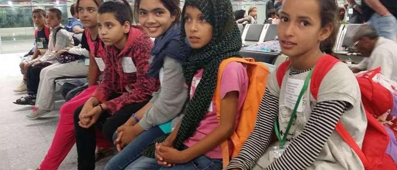 Un grupo de niños saharauis, a su llegada ayer al aeropuerto de Santiago de Compostela.