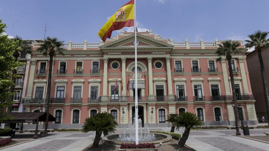 Fachada principal del consistorio de Murcia, que encabeza el &#039;top&#039; regional de los Ayuntamientos que más deben a los bancos.