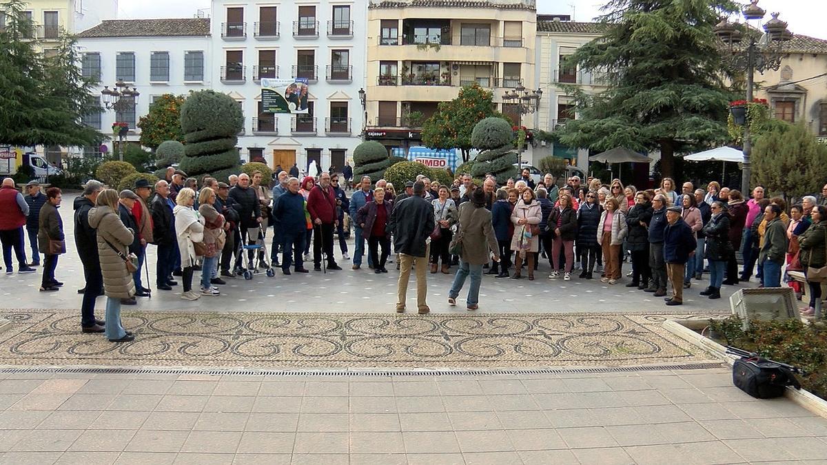 Concentración de los vecinos a las puertas del Ayuntamiento de Priego.