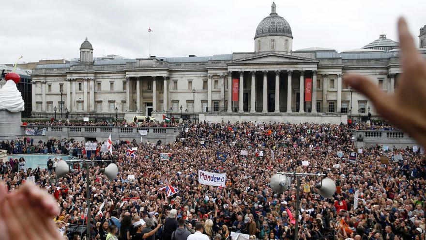 Gran pla general de la manifestació celebrada a Trafalgar Square de Londres el 29 d&#039;agost del 2020 contra les mesures preventives de la covid-19