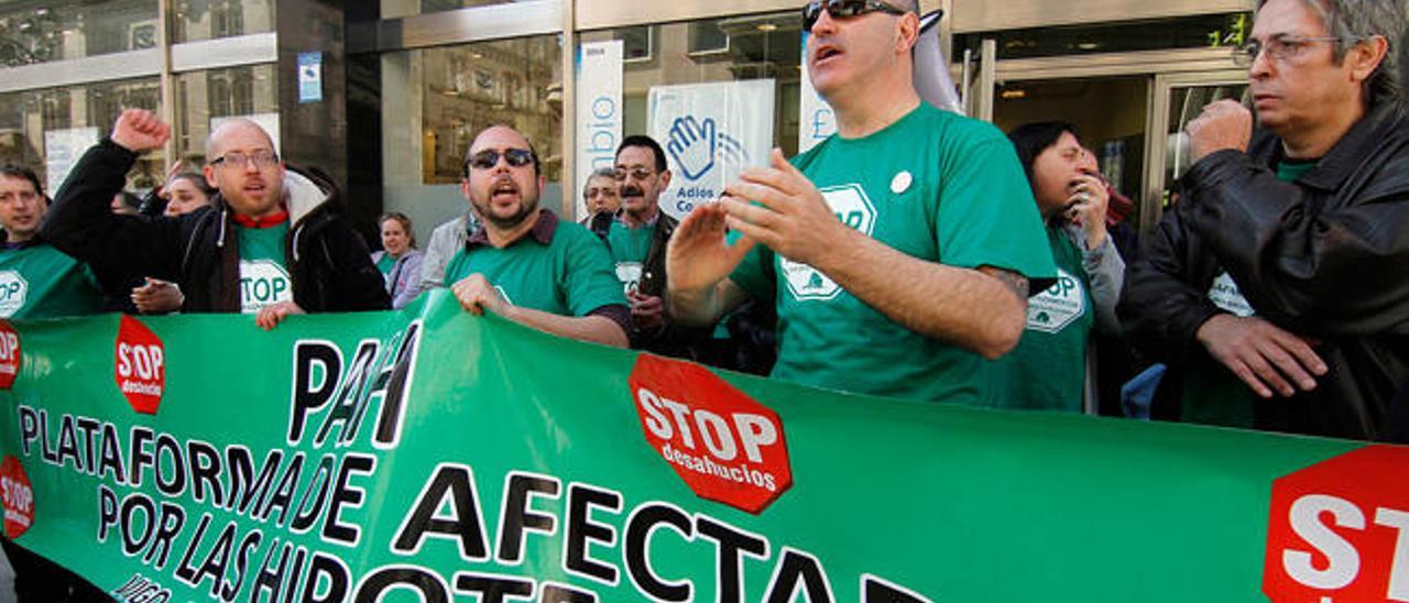 Concentración celebrada en Vigo de afectados por hipotecas. // J.S.