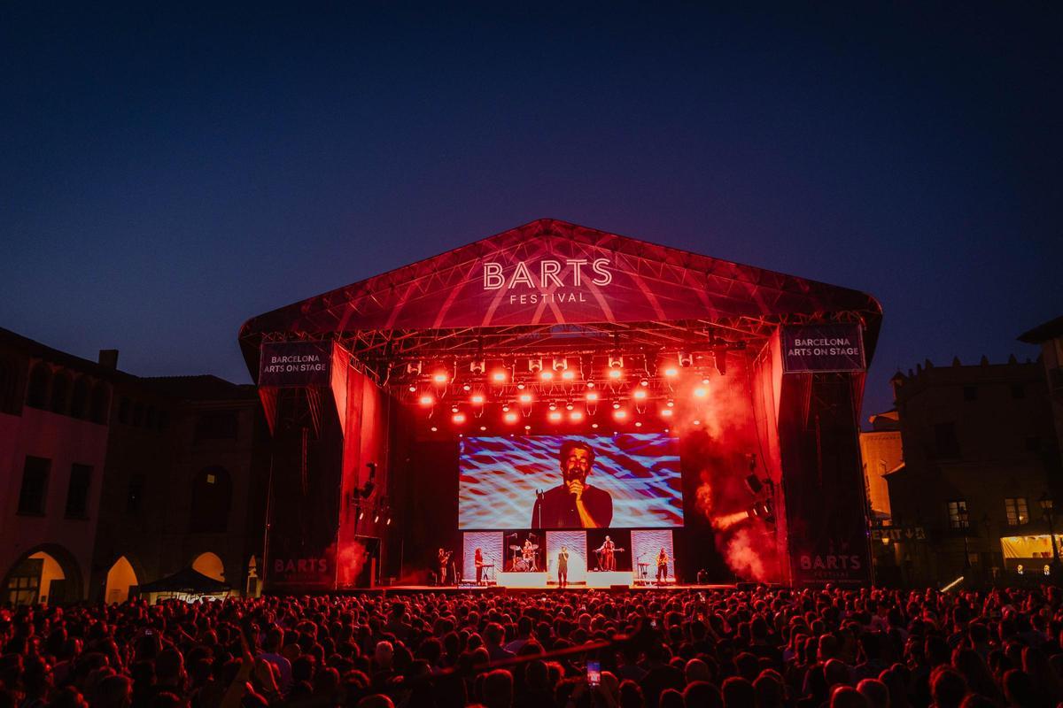 Concierto de Joan Dausà en el Barts Festival, en el escenario del Poble Espanyol