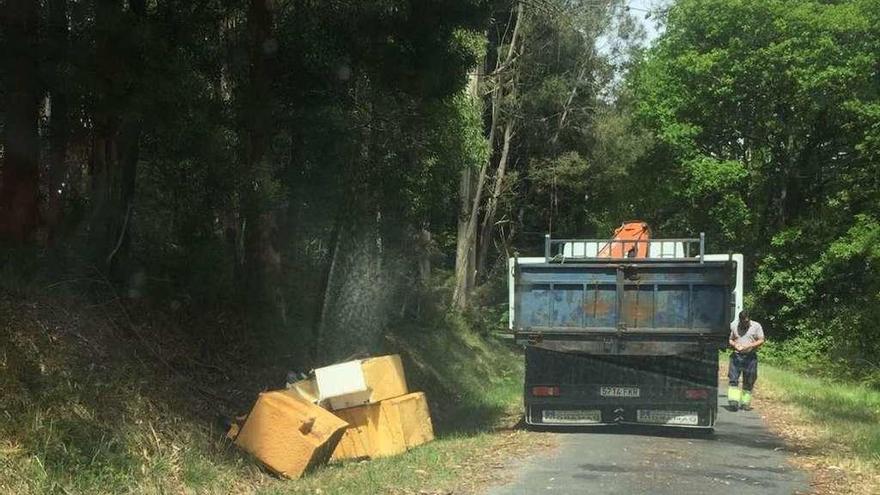 Un camión de la brigada de Obras retirando los voluminosos depositados en Sabucedo.