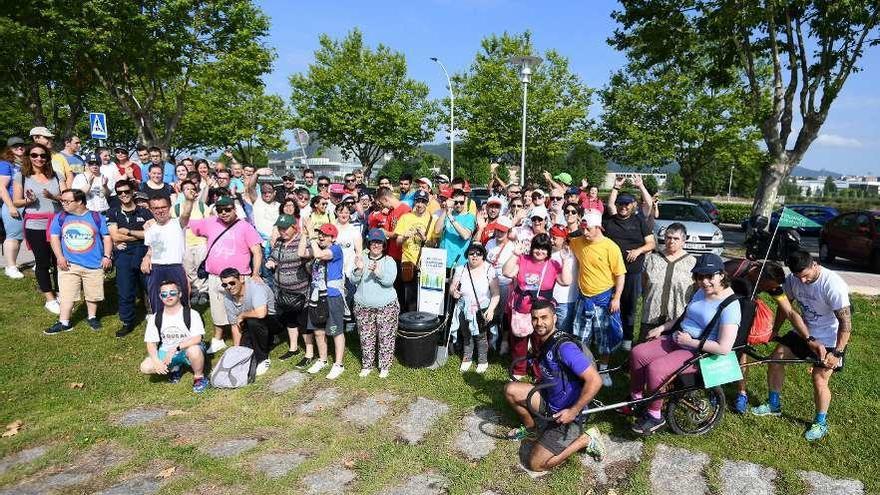 Participantes en la ruta por la senda del Lérez, que retiraron basura del espacio natural. // Gustavo Santos