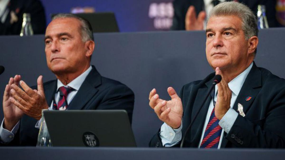 Rafa Yuste i Joan Laporta aplaudeixen la intervenció d’un compromissari durant l’assemblea. | FCB Rafa Yuste i Joan Laporta aplaudeixen la intervenció d’un compromissari durant l’assemblea. | FCB