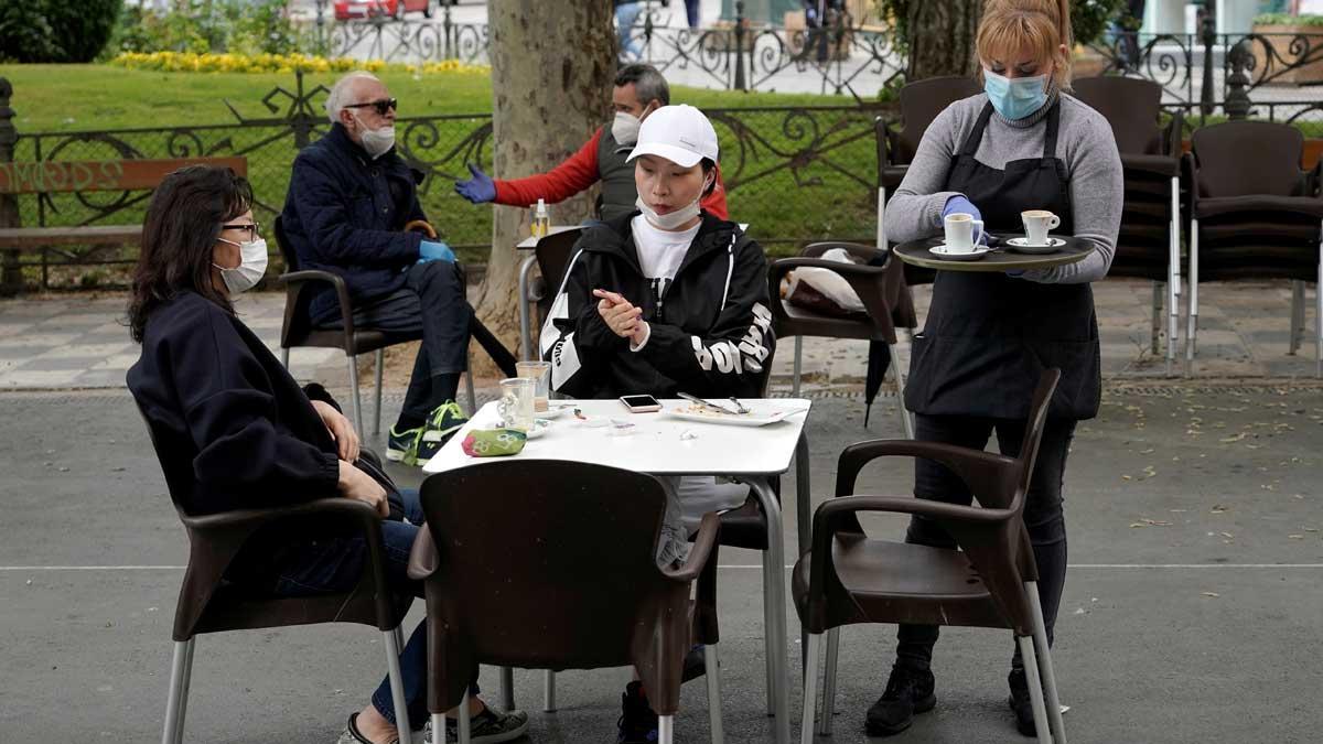 Gente con mascarilla, en una plaza de Cuenca