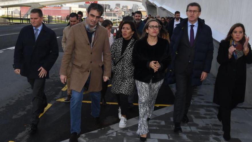 Inauguración de la pasarela peatonal de la avenida de Arteixo, que conecta el polígono de A Grela y el centro comercial Marineda City, con Diego Calvo, Beatriz Mato, Ethel Vázquez, Alberto Núñez Feijóo e Inés Rey.