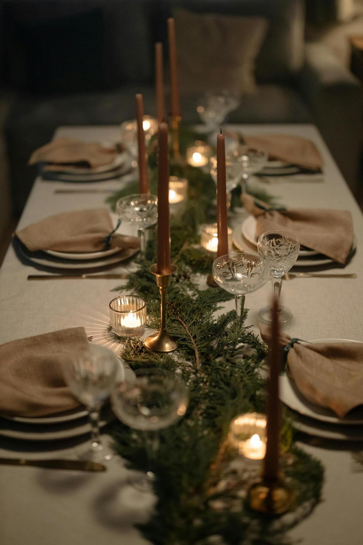Decora tu mesa con manteles blancos, y utiliza como centros de mesa ramas de abeto. Si lo deseas, puedes aportar calidez con algunas velas.