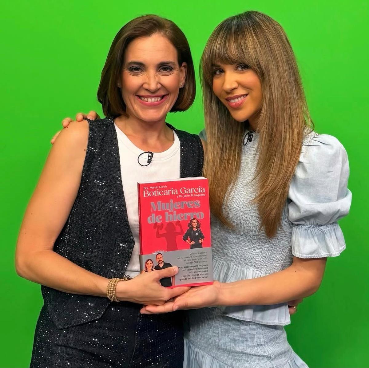 Boticaria García, junto a la presentadora María Gómez