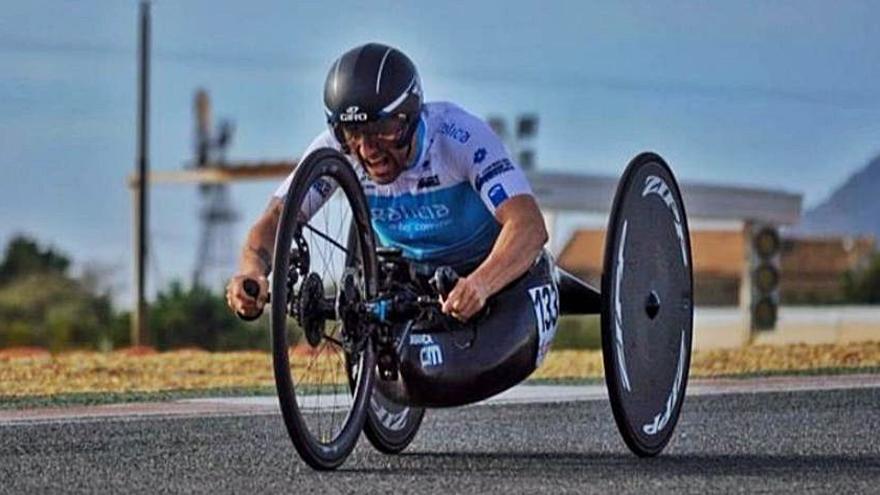 Iván Montero, con su ‘handbike’. |  // LA OPINIÓN