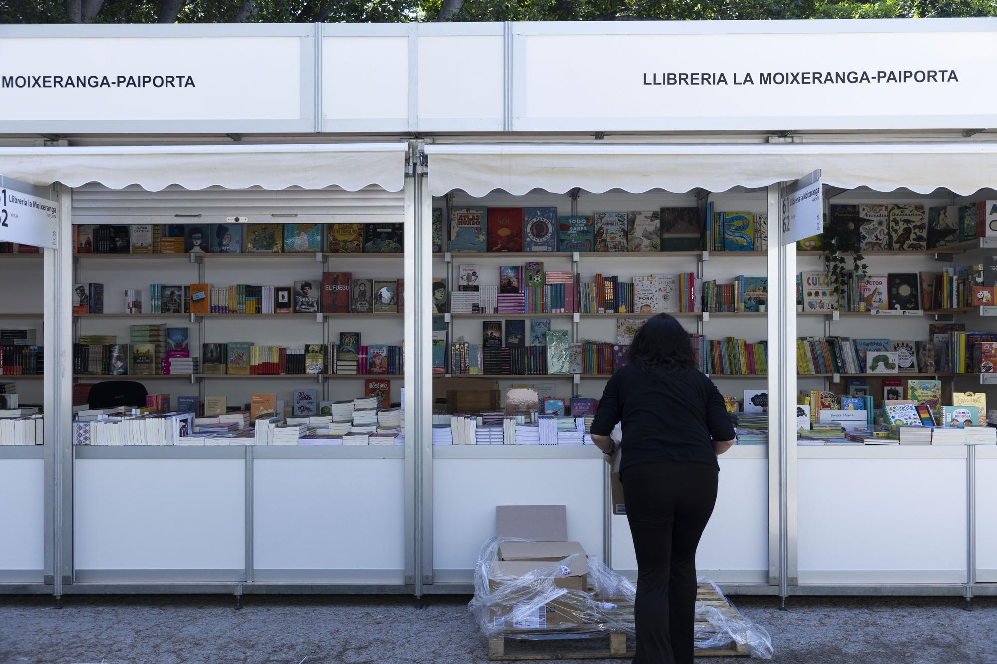 La Fira del Llibre calienta motores en los Jardines de Viveros