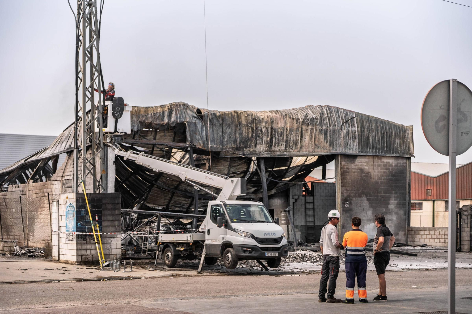 Fotogalería | Así han quedado las naves quemadas en Mérida