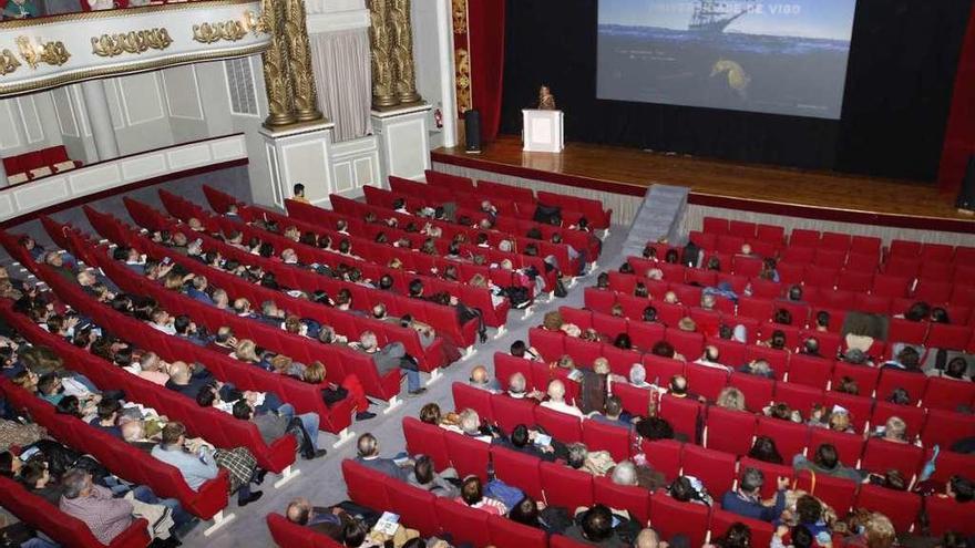 El publico llenó el Teatro Afundación durante la proyección de los dos documentales. // Alba Villar