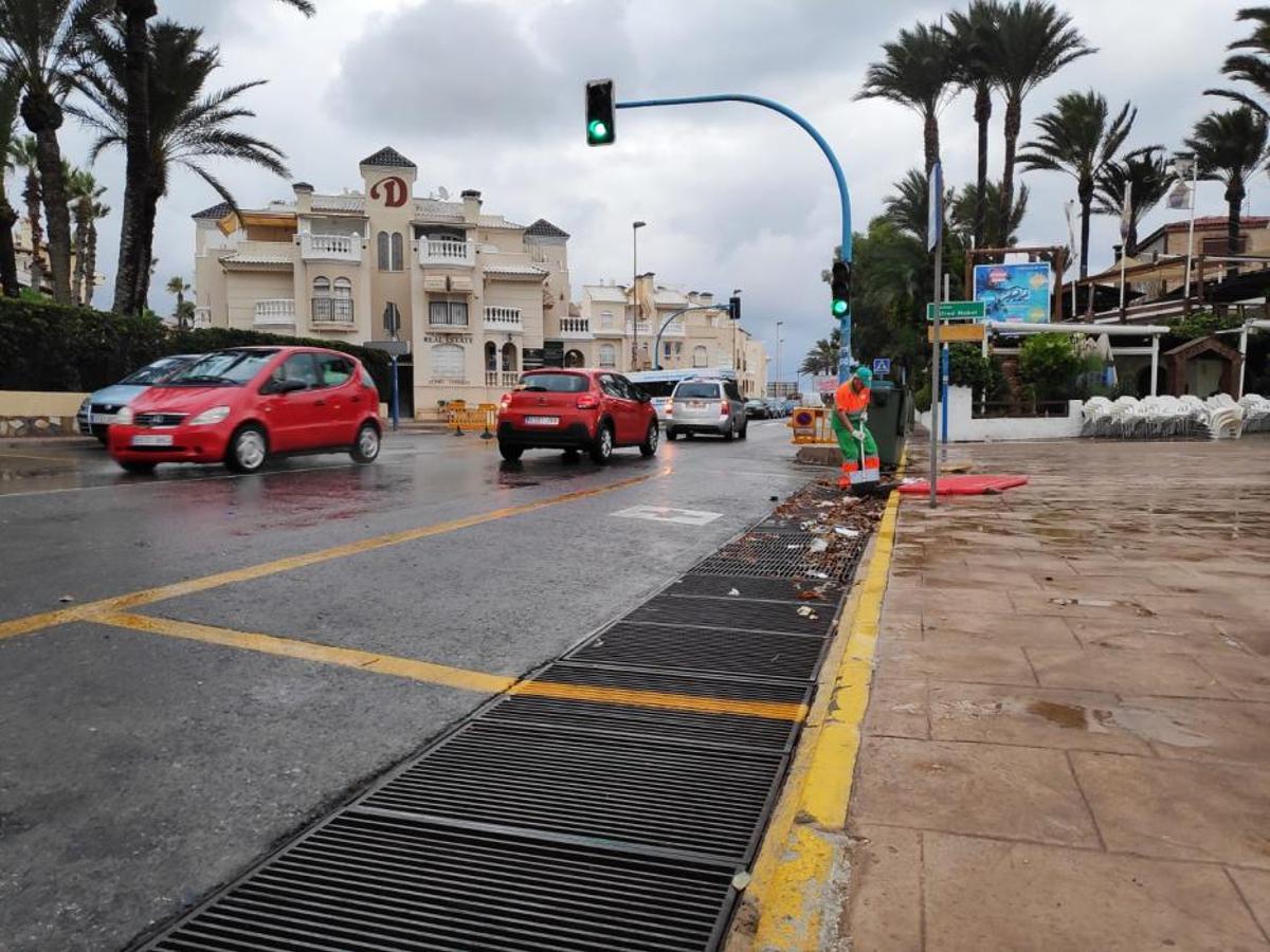 Las precipitaciones inundan la playa de Los Locos