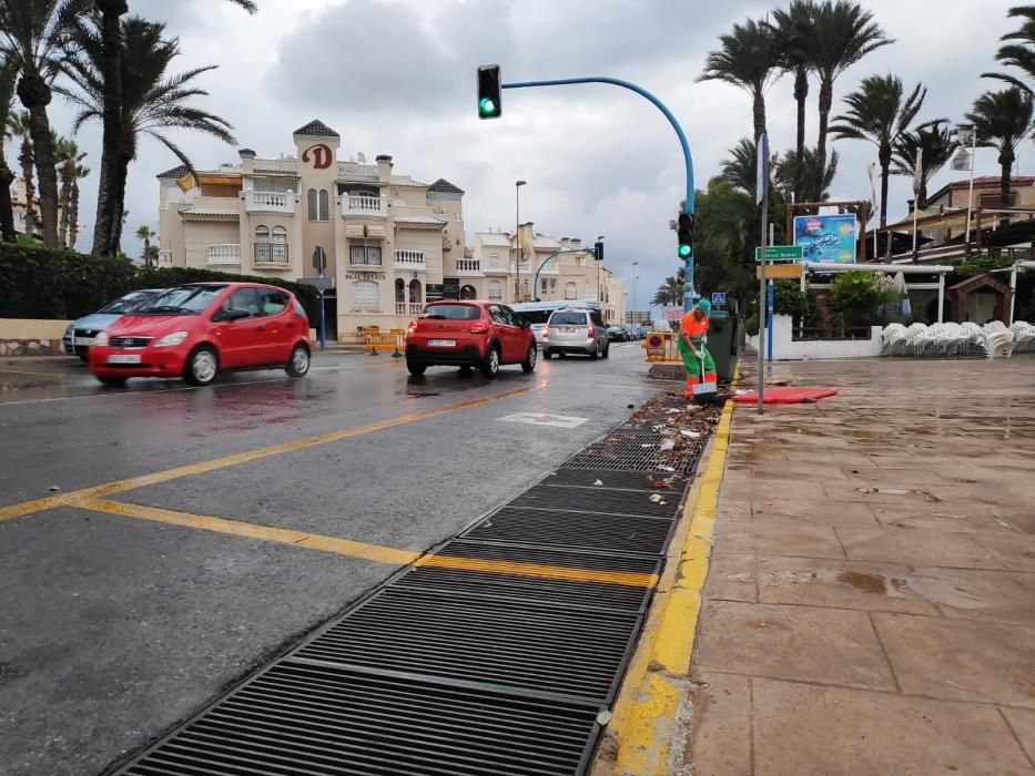 Las precipitaciones inundan la playa de Los Locos