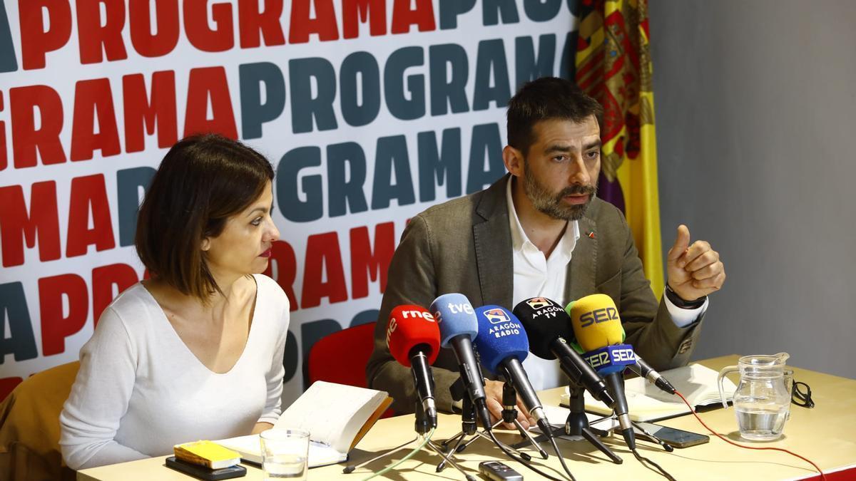 El líder de IU en Aragón, Álvaro Sanz, y la eurodiputada Sira Rego.