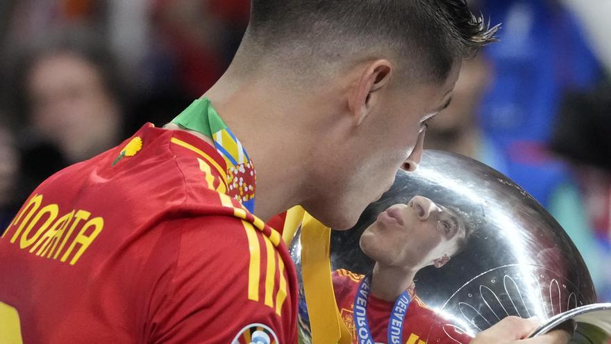 Álvaro Morata besa la Eurocopa.