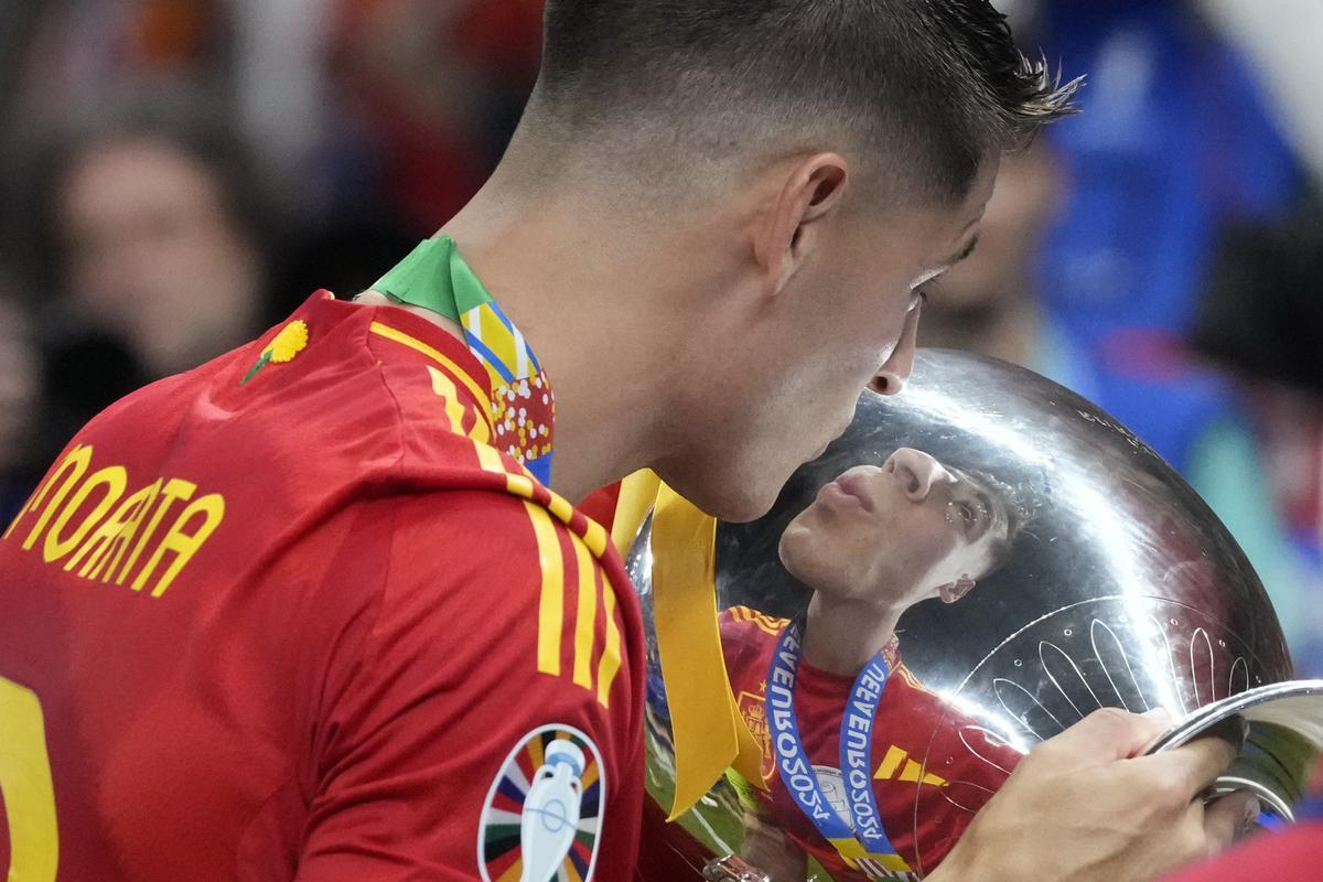 Álvaro Morata besa la Eurocopa.