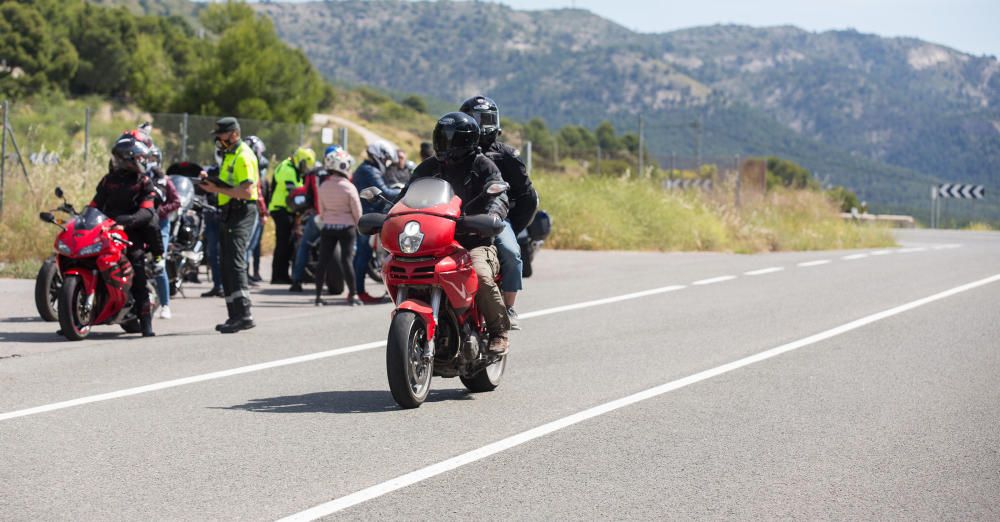 Las aglomeraciones de motoristas en La Carrasqueta obligan a la Guardia Civil a aumentar los controles.