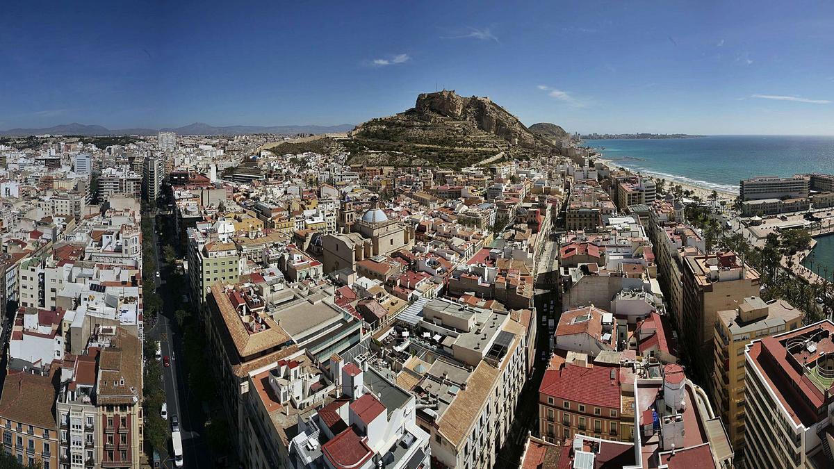 Panorámica de la ciudad de Alicante, tomada desde un extremo de la Rambla y con el castillo de Santa Bárbara al fondo de la imagen. | RAFA ARJONES