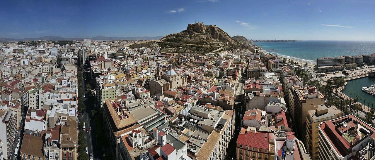 Panorámica de la ciudad de Alicante, tomada desde un extremo de la Rambla y con el castillo de Santa Bárbara al fondo de la imagen.