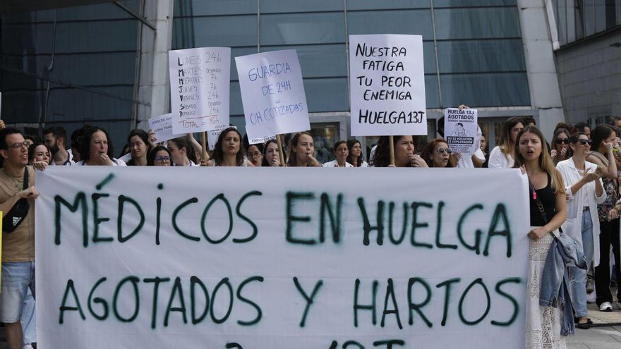 VÍDEO: Médicos jóvenes protestan en el HUCA por las largas jornadas: “No hay vocación, es explotación”