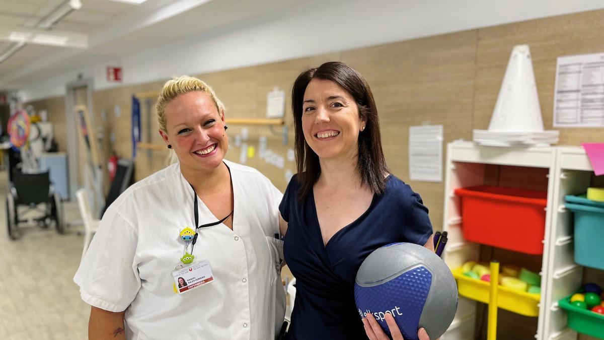 A la derecha, Rosa López, paciente de rehabilitación neurológica en la Unidad de San Diego del Hospital Fundación San José el año pasado, junto a la enfermera de Rehabilitación Neurológica del centro, Raquel Sales.