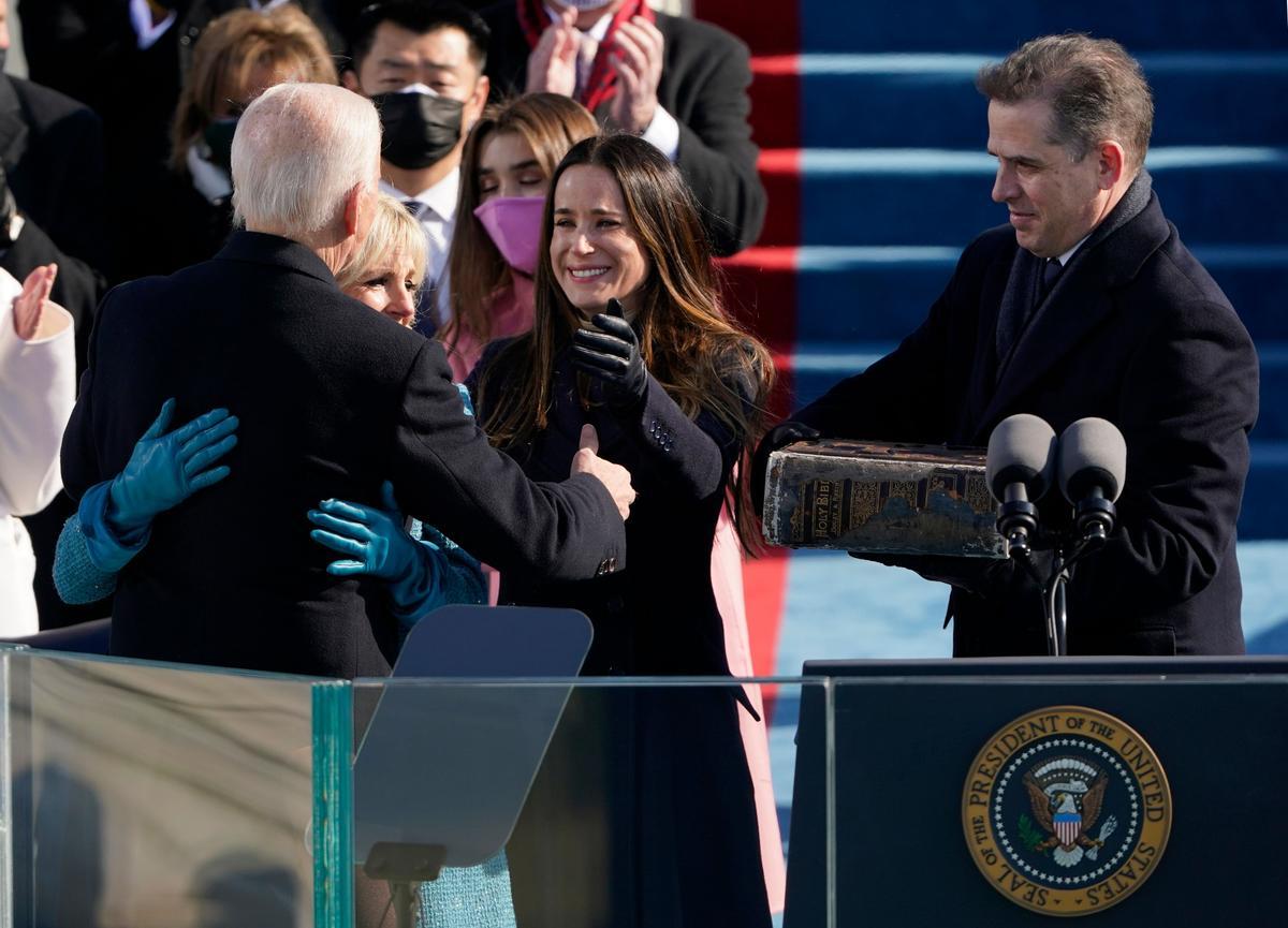 El presidente de Estados Unidos, Joe Biden, con la primera dama Jill Biden y sus hijos Ashley y Hunter, tras ser investido presidente el 20 de enero de 2021.