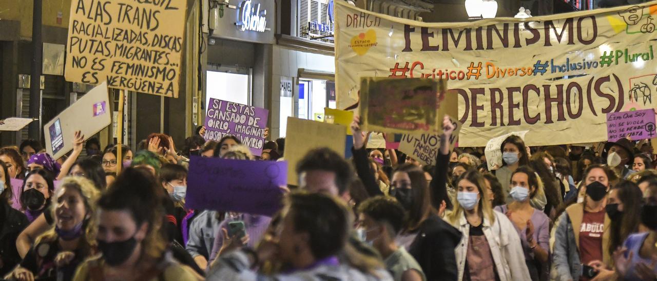 Imagen de un momento de la manifestación del pasado 8 de marzo por las calles del casco histórico de la capital grancanaria.