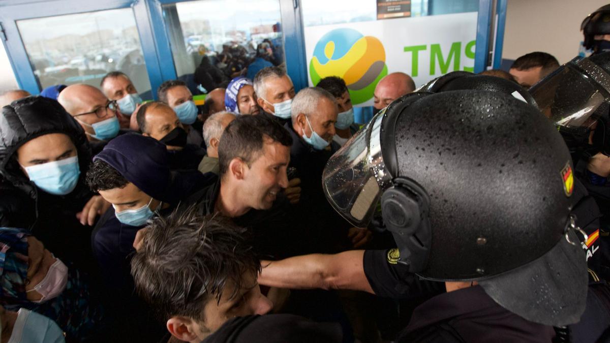 Las imágenes de los altercados en el Puerto de Alicante por el ferry a Orán